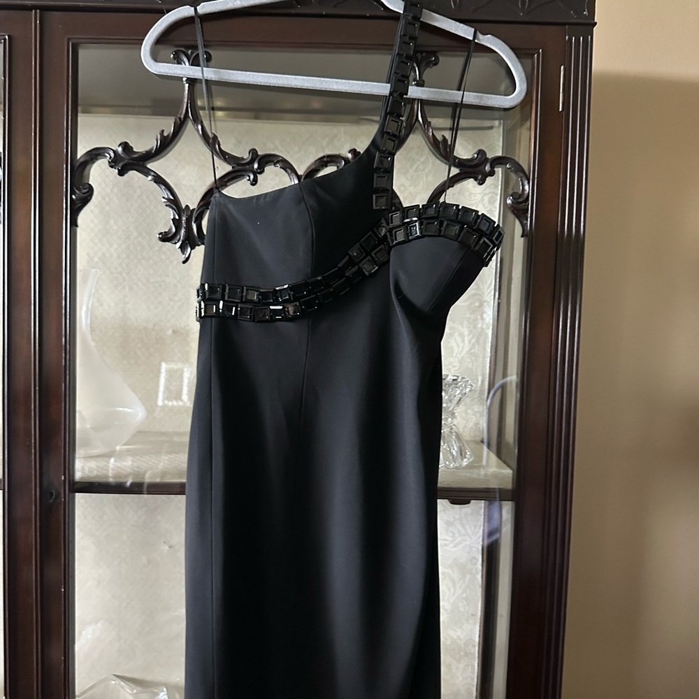 Elegant Black One-Shoulder Above the Knee Dress with Square Beads. Side zipper